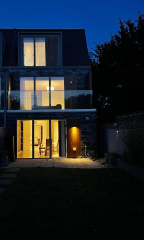 Luxury-Gated-3 Bedroom Home by Heathrow Airport-Greenfield Place